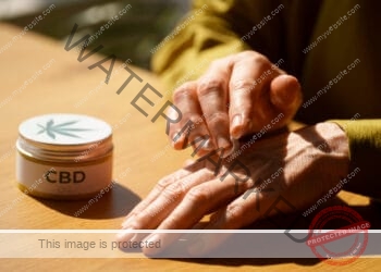 مرهم القنب الطبيعي: دليلك الشامل لتحضيره منزليًا من الجذور والأوراق وفوائده المذهلة للجلد والمفاصل